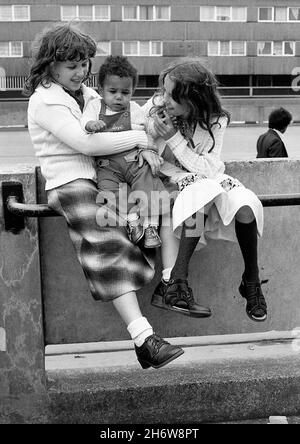 Kinder spielen auf Hyson Green Estate, Nottingham UK 1980. Das Anwesen wurde 1988 abgerissen Stockfoto