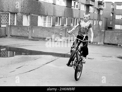 Kinder spielen auf Hyson Green Estate, Nottingham UK 1980. Das Anwesen wurde 1988 abgerissen Stockfoto