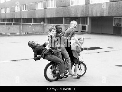 Kinder spielen auf Hyson Green Estate, Nottingham UK 1980. Das Anwesen wurde 1988 abgerissen Stockfoto