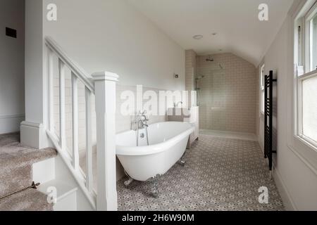 Wratting, England - August 19 2019: Britisches Badezimmer mit moderner Dusche, aber mit einer traditionellen rollstuhlgerechten Badewanne ausgestattet Stockfoto