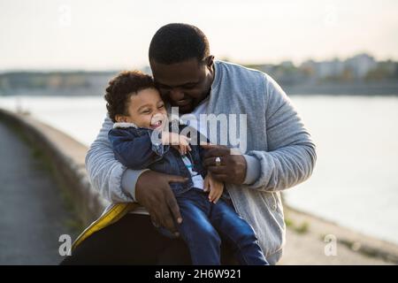 Glücklicher Vater und sein Sohn verbringen gerne Zeit im Freien. Stockfoto