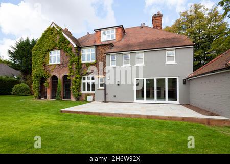 Wratting, England - August 19 2019: Hintere Fassade eines traditionellen roten Backsteins zweistöckiges Einfamilienhaus in England in einer reifen Umgebung Stockfoto