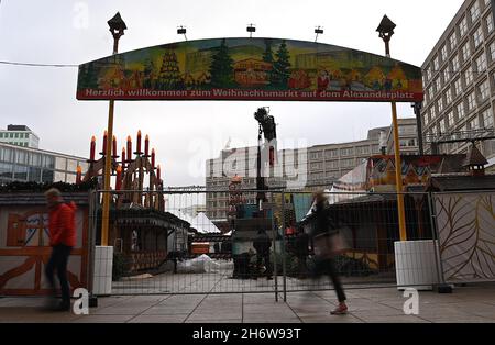 Berlin, Deutschland. November 2021. Die Bauarbeiten für den Weihnachtsmarkt am Alexanderplatz sind in vollem Gange. Kredit: Britta Pedersen/dpa-Zentralbild/dpa/Alamy Live Nachrichten Stockfoto