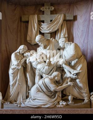 ROM, ITALIEN - 28. AUGUST 2021: Die Kreuzskulptur in der Kirche Chiesa della Trinita dei Monti von Wilhelm Theodor Achtermann Stockfoto