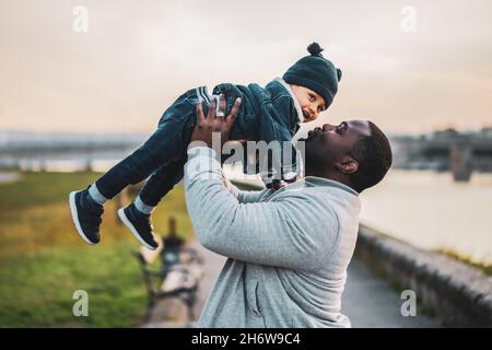 Glücklicher Vater und sein Sohn verbringen gerne Zeit im Freien. Stockfoto