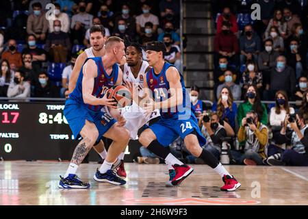 Rolands Smits und Kyle Kuric vom FC Barcelona beim Turkish Airlines EuroLeague Basketballspiel zwischen dem FC Barcelona und CSKA Moskau am 17. November 2021 im Palau Blaugrana in Barcelona, Spanien - Foto: Javier Borrego/DPPI/LiveMedia Stockfoto