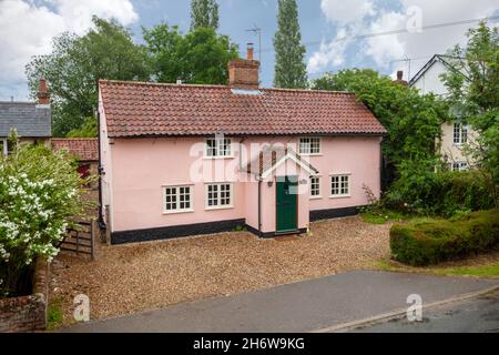 Hargrave, Suffolk, England - Juni 10 2020: Traditionelles englisches Landhaus, das in einer leicht erhöhten Position von der Straße gefangen wurde. Stockfoto