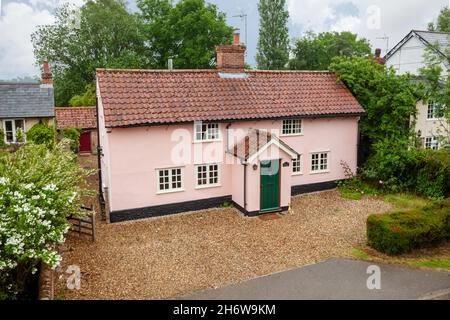 Hargrave, Suffolk, England - Juni 10 2020: Traditionelles englisches Landhaus mit markantem Ziegeldach, das an einer leicht erhöhten Position eingefangen wurde. Stockfoto