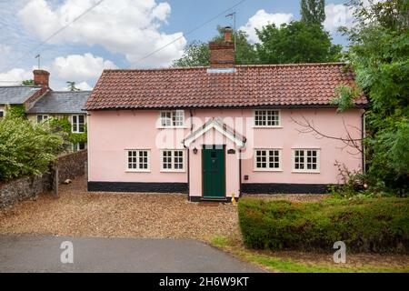 Hargrave, Suffolk, England - Juni 10 2020: Traditionelles englisches Landhaus mit markantem Ziegeldach, das an einer leicht erhöhten Position eingefangen wurde. Stockfoto