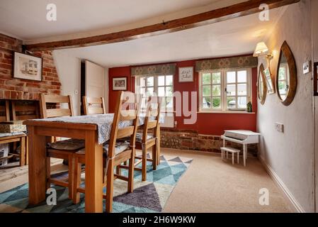 Hargrave, Suffolk, England - Juni 10 2020: Traditionelles englisches Country Cottage Esszimmer dominiert von Eichentisch und Stühlen Stockfoto