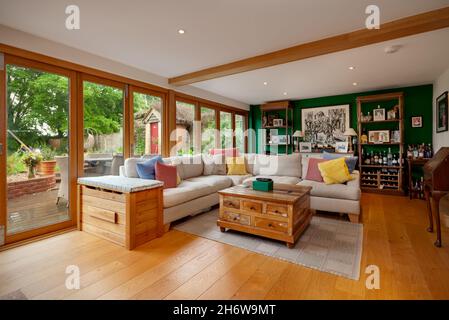 Hargrave, Suffolk, England - Juni 10 2020: Traditioneller englischer Country Cottage Lounge- oder Wohnbereich, niedrige Decke mit freiliegendem Balken. Stockfoto