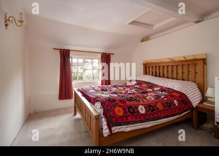 Hargrave, Suffolk, England - Juni 10 2020: Traditioneller Schlafraum im englischen Country Cottage, der die Größe dieser attraktiven und dennoch kompakten Zimmer zeigt Stockfoto