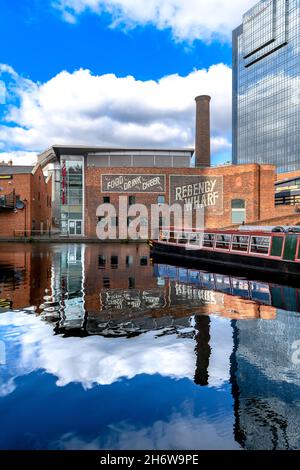 Regency Wharf am Gas Street Basin Knotenpunkt des Birmingham Canal Old Line, im Herzen von Birmingham in den Midlands. Stockfoto