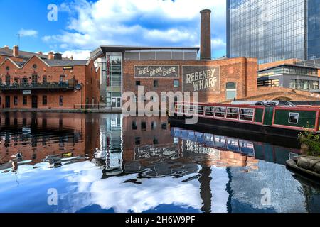 Regency Wharf am Gas Street Basin Knotenpunkt des Birmingham Canal Old Line, im Herzen von Birmingham in den Midlands. Stockfoto