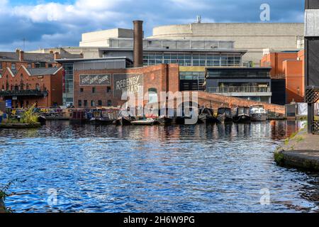 Regency Wharf am Gas Street Basin Knotenpunkt des Birmingham Canal Old Line, im Herzen von Birmingham in den Midlands. Stockfoto