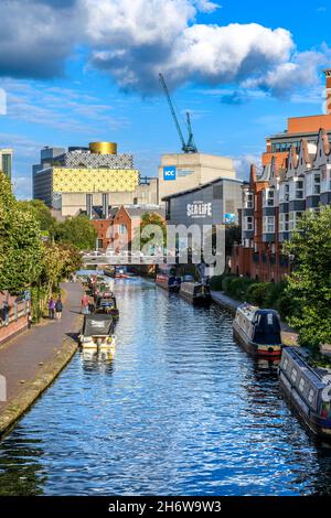 Birmingham Canal (technisch die Birmingham Canal Navigations Main Line). Mit seinen Schlepppfaden und Brücken ist es eine großartige Möglichkeit, die Stadt zu erkunden. Stockfoto