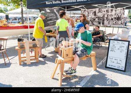 Diese Bilder stammen von einem Sitka DIY Boot Building Festival, das ich im vergangenen Sommer im Door County Maritime Museum in Sturgeon Bay Wisconsin fotografiert habe. Stockfoto