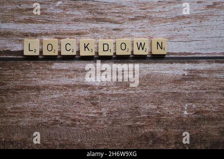 Bonn Deutschland November 2021 das Wort Lockdown in alten hölzernen Einzelbuchstaben auf einem hölzernen Hintergrund Stockfoto