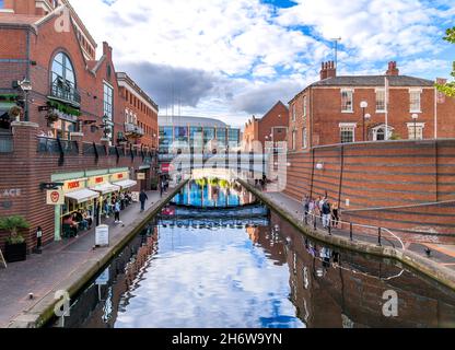 Birmingham Canal (technisch die Birmingham Canal Navigations Main Line). Mit seinen Schlepppfaden und Brücken ist es eine großartige Möglichkeit, die Stadt zu erkunden. Stockfoto