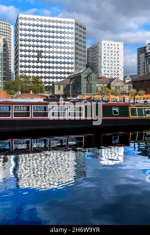 Birmingham Canal (technisch die Birmingham Canal Navigations Main Line). Mit seinen Schlepppfaden und Brücken ist es eine großartige Möglichkeit, die Stadt zu erkunden. Stockfoto