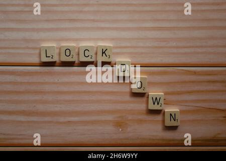 Bonn Deutschland November 2021 das Wort Lockdown in alten hölzernen Einzelbuchstaben auf einem hölzernen Hintergrund Stockfoto