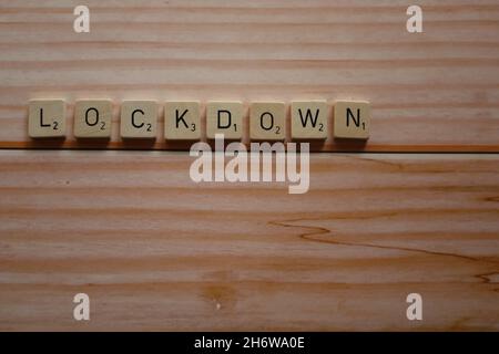 Bonn Deutschland November 2021 das Wort Lockdown in alten hölzernen Einzelbuchstaben auf einem hölzernen Hintergrund Stockfoto