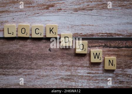 Bonn Deutschland November 2021 das Wort Lockdown in alten hölzernen Einzelbuchstaben auf einem hölzernen Hintergrund Stockfoto