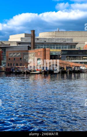 Regency Wharf am Gas Street Basin Knotenpunkt des Birmingham Canal Old Line, im Herzen von Birmingham in den Midlands. Stockfoto