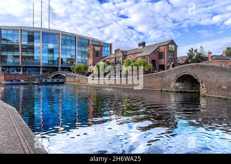 Birmingham Canal (technisch die Birmingham Canal Navigations Main Line). Mit seinen Schlepppfaden und Brücken ist es eine großartige Möglichkeit, die Stadt zu erkunden. Stockfoto