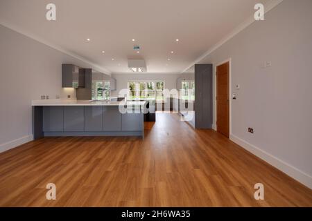 Clavering, England - April 6 2020: Neues Zuhause Luxus Küche und Esszimmer Interieur mit einer großen Auswahl an glänzend grauen Einheiten Stockfoto