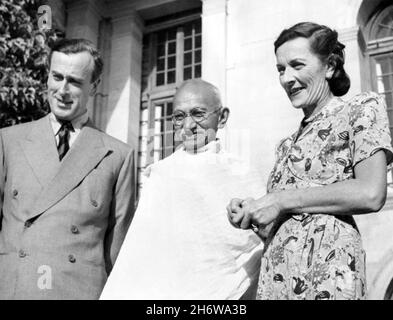 LOUIS MOUNTBATTEN, 1. Earl Mountbatten of Burma (1900-1979) als Vizekönig Indiens mit seiner Frau Edwina und Mahatma Gandhi im Jahr 1947. Stockfoto