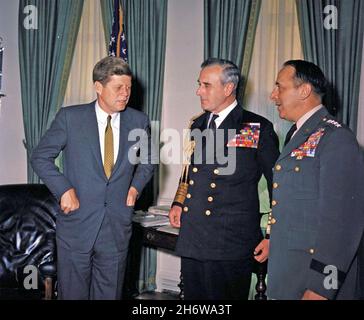 LOUIS MOUNTBATTEN, 1. Earl Mountbatten of Burma (1900-1979) mit US-Präsident John F. Kennedy im Oval Office, Washington, 11. April 1961. Mountbatten war damals Chef des Verteidigungsstabs der britischen Streitkräfte. Rechts steht General Lyman Lemnitzer, der US-Vorsitzende der Joint Chiefs of Staff. Stockfoto