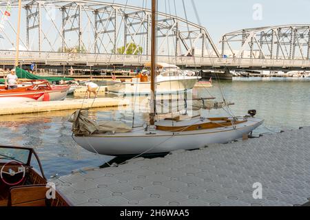 Diese Bilder stammen von einem Sitka DIY Boot Building Festival, das ich im vergangenen Sommer im Door County Maritime Museum in Sturgeon Bay Wisconsin fotografiert habe. Stockfoto