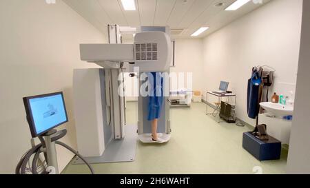 Nahaufnahme einer Patientin in einem CT-Scanner, die eine Körperröntgenaufnahme gemacht hat. Stockfoto