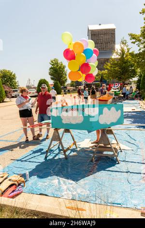 Diese Bilder stammen von einem Sitka DIY Boot Building Festival, das ich im vergangenen Sommer im Door County Maritime Museum in Sturgeon Bay Wisconsin fotografiert habe. Stockfoto