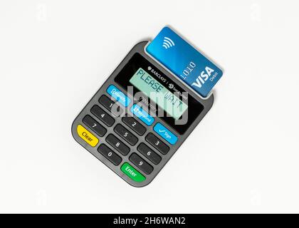 Bitte warten Sie die Nachricht auf dem Barclays Pinsentry-Kartenleser Stockfoto