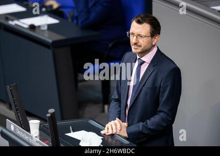 Jan-Marco Luczak, Abgeordneter des Deutschen Bundestages (CDU/CSU), aufgezeichnet während der Sitzung des Deutschen Bundestages am 18. November 2021 in Berlin. Der Bundestag will unter anderem den Gesetzesentwurf zur Änderung des Infektionsschutzgesetzes verabschieden, der von SPD, FDP und den Grünen eingeführt wurde. Copyright: Florian Gaertner/photothek.de Stockfoto