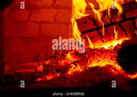 Brennendes Holz in einem Kamin in der Nähe in einem Grill. Stockfoto