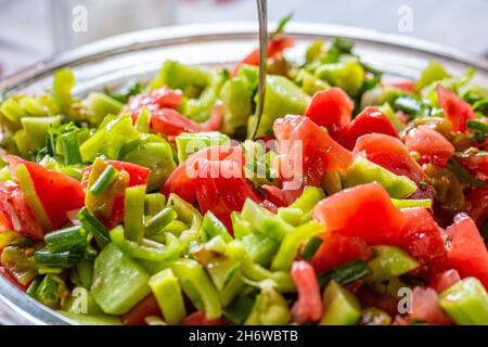 Traditioneller bulgarischer Salat mit Tomaten, Gurke und Pfeffer in einer großen Schüssel. Stockfoto