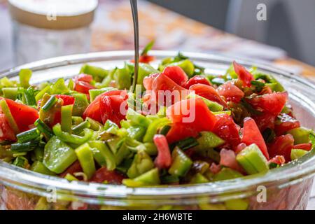 Traditioneller bulgarischer Salat mit Tomaten, Gurke und Pfeffer in einer großen Schüssel. Stockfoto