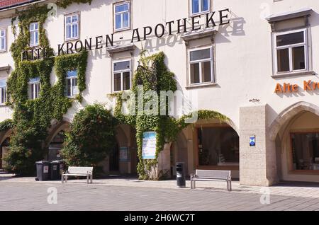 WIENER NEUSTADT, ÖSTERREICH - 27. Jul 2020: Weinreben wachsen an der Fassade des historischen Gebäudes der alten Kronapotheke in der Innenstadt von Wiener Ne Stockfoto