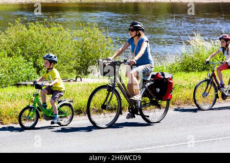 Sachsen Deutschland Familie Radfahren auf Radweg entlang der Elbe Kinder auf Radtour Stockfoto