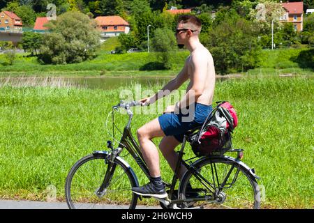 Junger Mann auf dem Fahrrad im Sommer Deutschland Biker Radfahren Stockfoto