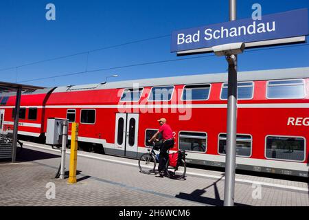 Bad Schandau Bahnhof Deutschland Mann fährt Fahrrad auf dem Bahnsteig, Regionalzug Deutsche Bahn Stockfoto