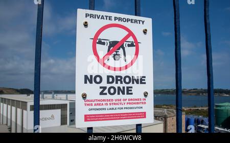 Cornwall, England, Großbritannien. 2021. Kein Drone Zone Zeichen auf Geländern außerhalb eines Industriegebiets. Stockfoto