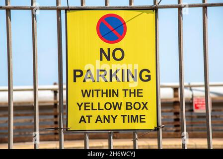 Devon, England, Großbritannien. 2021. Parken verboten auf gelben Box für Fahrzeuge Wendeschild in einem Devon Parkplatz verwendet. Stockfoto