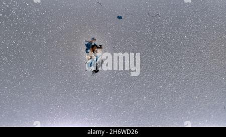 Kunststoff wird in Wasserbecken und schrittweise durch Sonne und Wellen zerstört. Plastische Teilchen sammeln sich in Felder und Klumpen auf der Wasseroberfläche und in der t Stockfoto