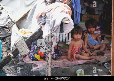 Verbranntes Gebiet in Manila, Philippinen. Schätzungen zufolge befinden sich in der Brandzone 800 Familien, davon 2.000 betroffen. Stockfoto