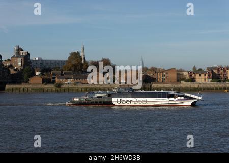 Thames Clippers Uber Boot auf der Themse in Greenwich, London Großbritannien Thames Clippers Uber Boot auf der Themse in Greenwich, London, Großbritannien Stockfoto