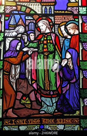 Buntglasfenster mit Darstellung von Christ Healing the Sick, Dixton Church, Monmouthshire, Wales; Lavers & Barraud nach einem Entwurf von John Pollard Seddon. Stockfoto